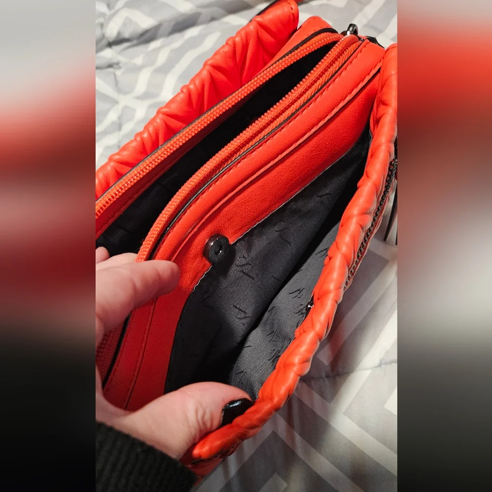 Vera Wang Faux Leather crossbody purse - Picture 4 of 8